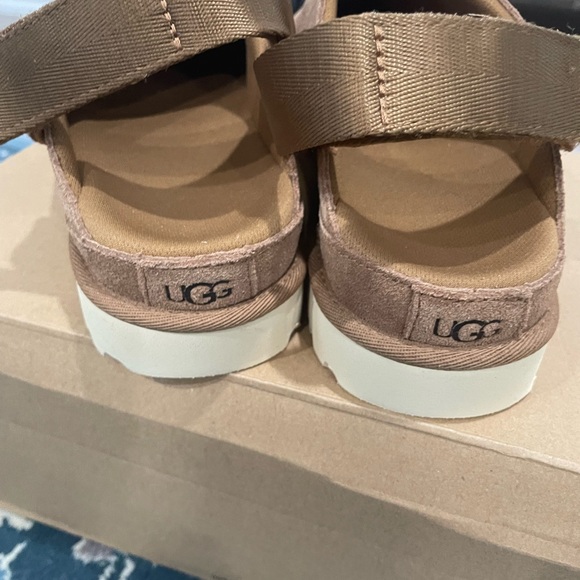 UGG Goldenstar Tan Clog - Picture 4 of 6